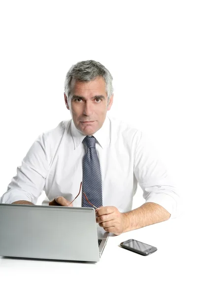 Бизнесмен старший седые волосы рабочий ноутбук — стоковое фото