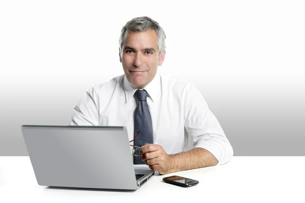 Empresário sênior cabelo grisalho laptop de trabalho — Fotografia de Stock