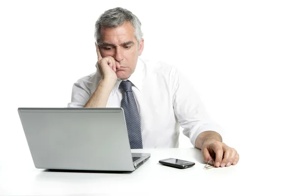 Бізнесмен сумний старший мислення ноутбук комп'ютер — стокове фото
