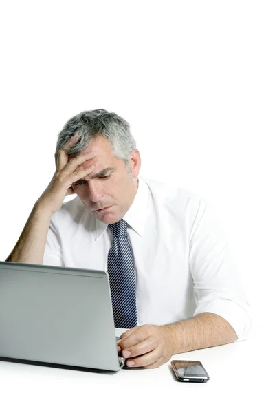 愤怒悲伤高级灰色头发的商人笔记本电脑 — 图库照片