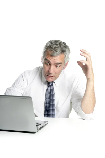 愤怒悲伤高级灰色头发的商人笔记本电脑 — 图库照片