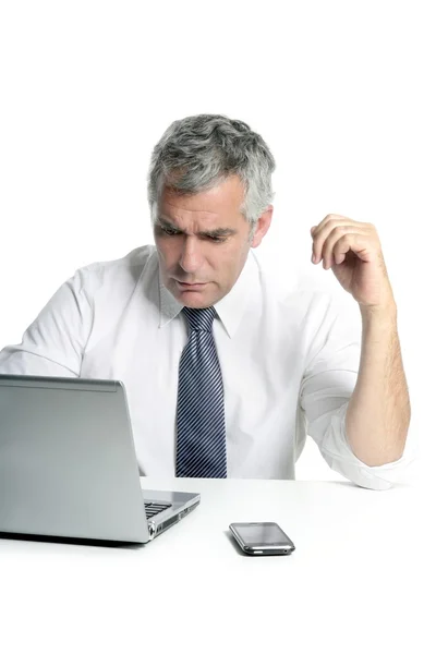 Üzletember senior, szürke haja működő laptop — Stock Fotó