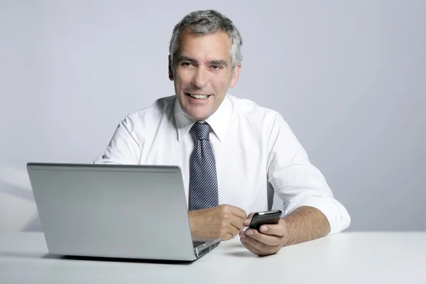 Szczęśliwy biznesmen starszy laptop mobilny portret — Zdjęcie stockowe