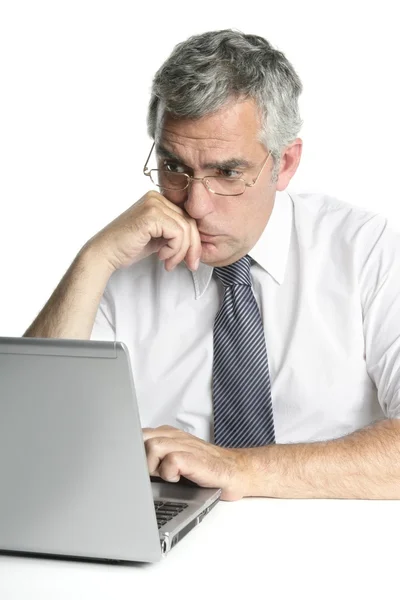 Ledande affärsmän fokuserade på laptop arbete — Stockfoto