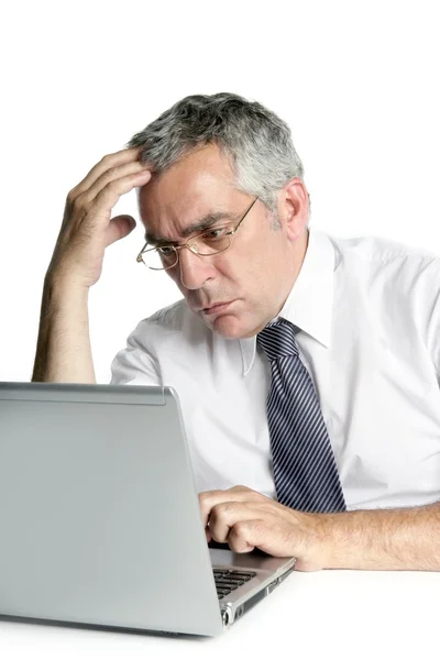 Uomini d'affari anziani concentrati sul lavoro portatile — Foto Stock