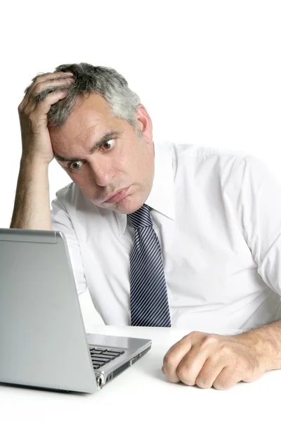 Stressato senior uomo d'affari gesto lavoro laptop — Foto Stock