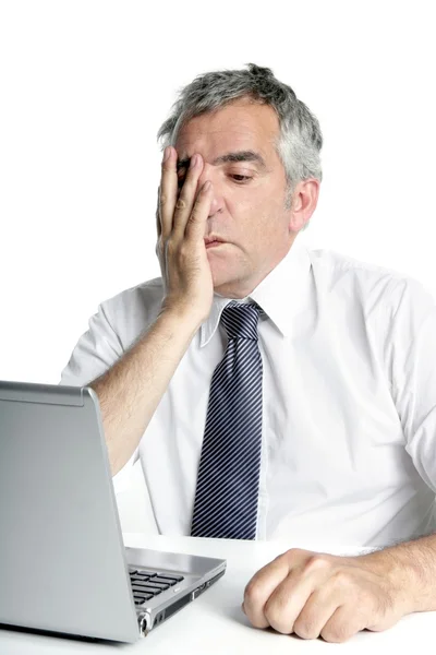 Stressé senior homme d'affaires geste ordinateur portable de travail — Photo