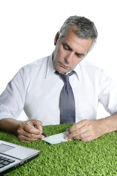 Senior hombre de negocios firmar comprobar verde hierba —  Fotos de Stock