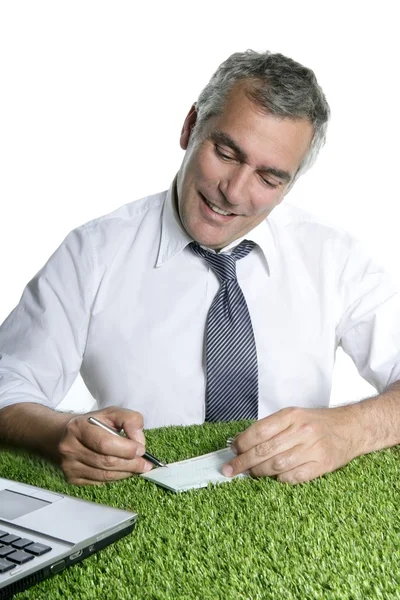 Senior affärsman tecken kontrollera grönt gräs — Stockfoto