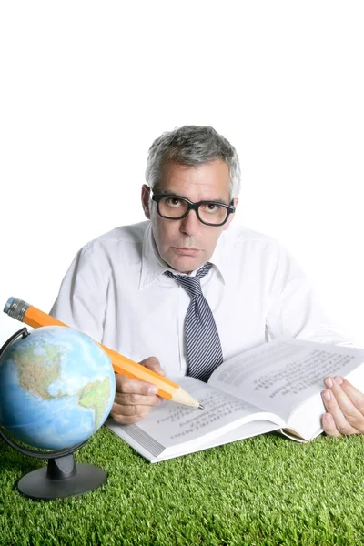 Starszy uczeń nauczyciel humoru okulary mapę książki ołówek — Zdjęcie stockowe