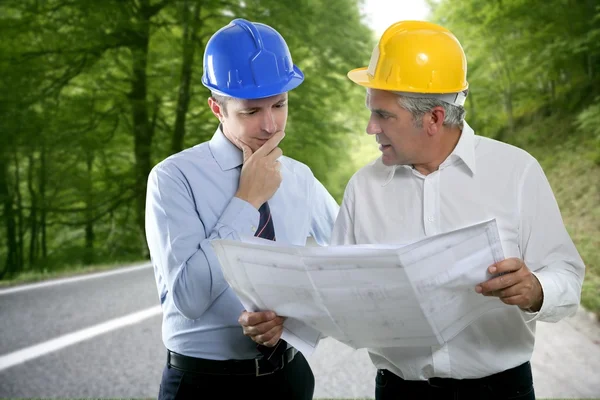 Mérnök építész két szakértelem terv hardhat erdei út — Stock Fotó