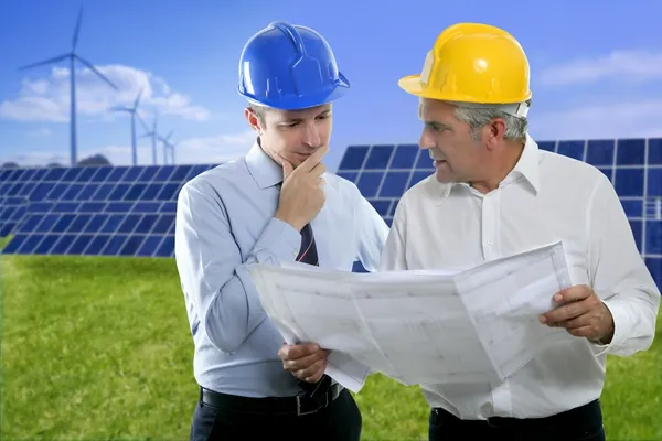 Dois engenheiro arquiteto plano hardhat placas solares — Fotografia de Stock