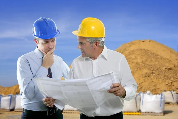Inżynier architekt dwie ekspertyzy zespołu planu kamieniołomu — Zdjęcie stockowe