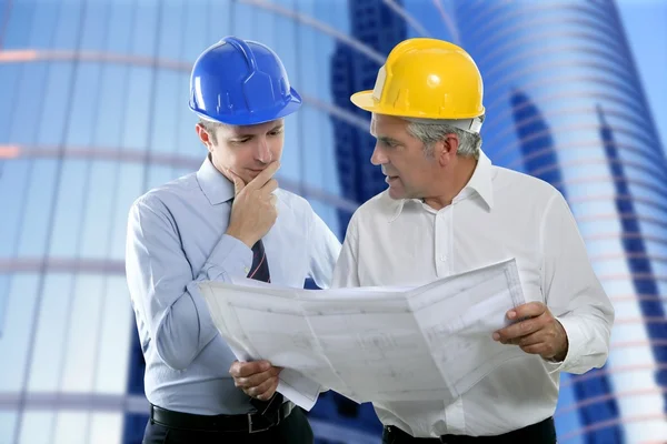 Mérnök, építész két szakértői csapat terv hardhat — Stock Fotó