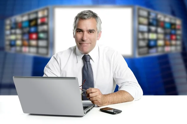 灰色的头发电视新闻屏幕演示者的笔记本电脑微笑 — 图库照片