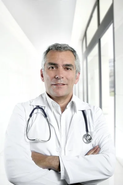 灰色の髪の専門知識の先輩医師病院の肖像画 — ストック写真