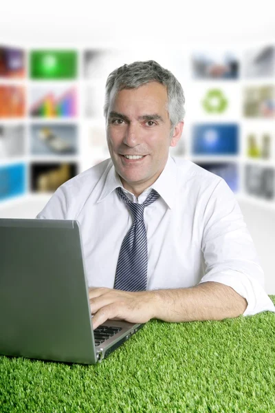 Senior obchodník zelené trávě televizní moderátorka — Stock fotografie