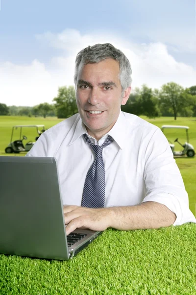 Starszy biznesmen pole golfowe komputer zielona trawa — Zdjęcie stockowe