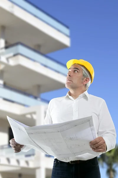 Expertis arkitekt ingenjör plan ser byggnaden — Stockfoto