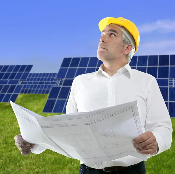 Homme d'affaires senior travailler plaques solaires herbe verte — Photo