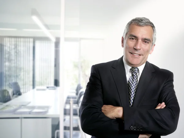 灰色の髪の実業家インテリア白い事務所 — ストック写真