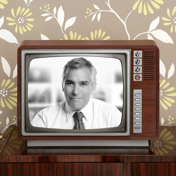 Senoir tv presenter in retro wood television — Stock Photo, Image