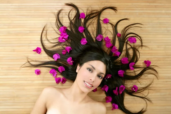 Hermoso retrato de mujer india en un spa de belleza —  Fotos de Stock