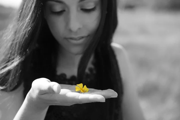 Όμορφη γυναίκα στην χρυσή υπαίθρια, κίτρινο λουλούδι — Φωτογραφία Αρχείου