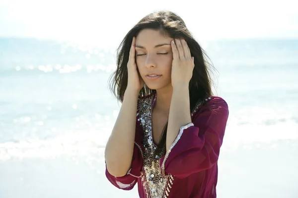 Vacker kvinna avkopplande på stranden — Stockfoto