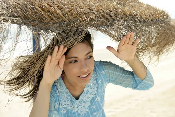 Retrato de mujer vestida azul, sombrilla de playa — Foto de Stock