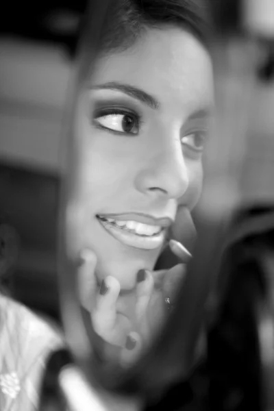 Vacker kvinna som tittar i spegeln — Stockfoto