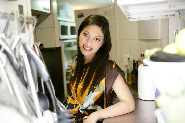 Mulher de moda bonita na cozinha — Fotografia de Stock
