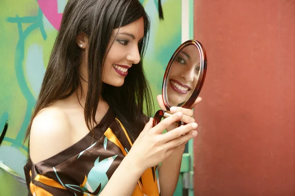Vacker kvinna som tittar i spegeln — Stockfoto