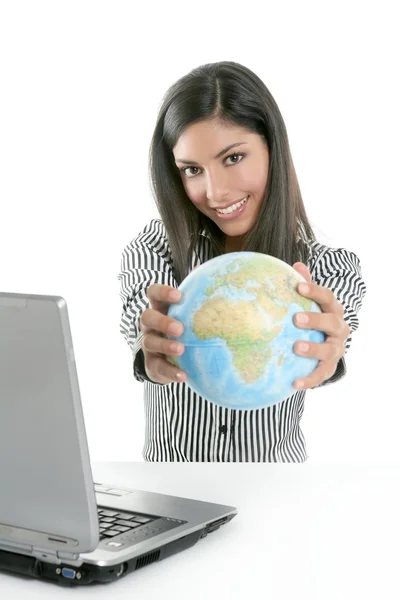 Morena mujer de negocios con mapa global —  Fotos de Stock