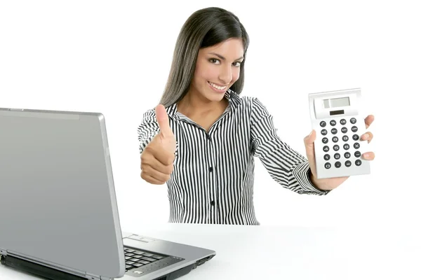 Hesap makinesi iş kadını iyi istatistikler için mutlu — Stok fotoğraf