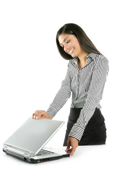 Güzel Hintli esmer işkadını laptop — Stockfoto