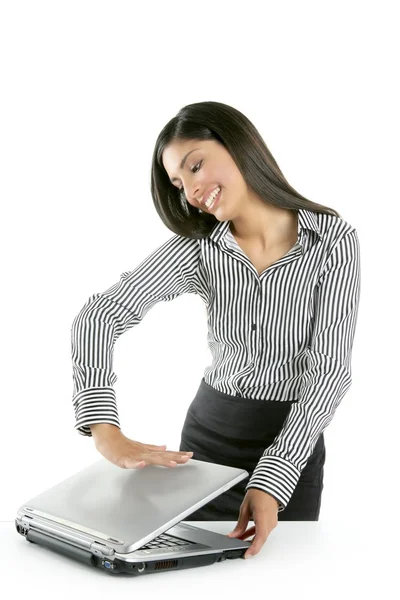 Belle femme brune fermeture ordinateur portable — Photo