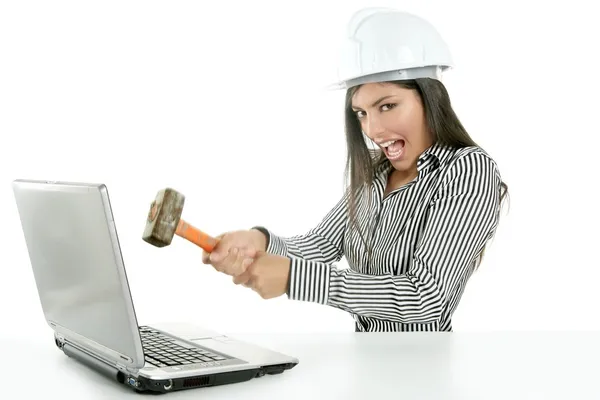 Wütende brünette Geschäftsfrau mit Hammer — Stockfoto