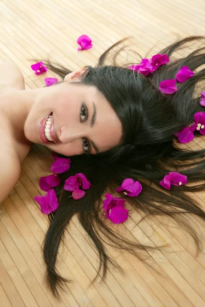 Mooie Indiase vrouw portret in een schoonheid spa — Stockfoto