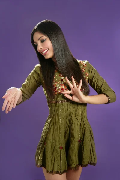 Bela indiana jovem morena mulher posando mãos — Fotografia de Stock