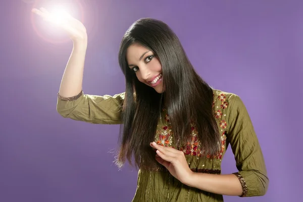 Belle jeune femme brune indienne posant les mains — Photo