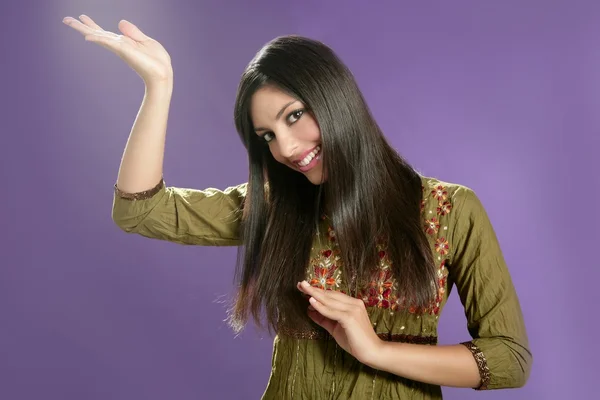 Όμορφη ινδική νεαρή γυναίκα μελαχρινή θέτουν τα χέρια — Φωτογραφία Αρχείου