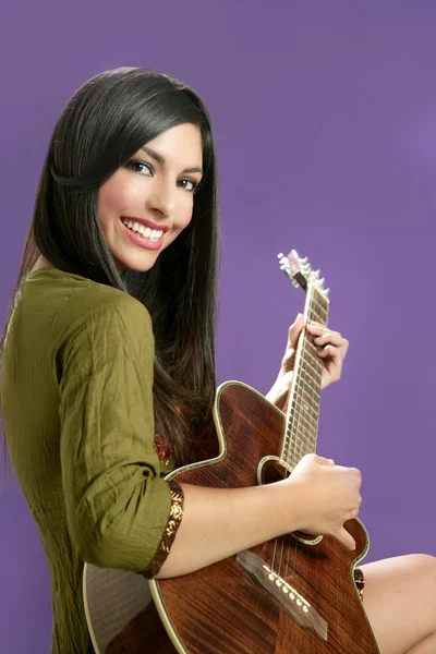 Krásná brunetka hraje akustická kytara — Stock fotografie