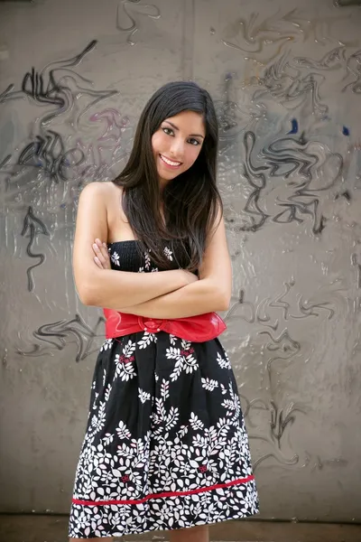 Vacker brunett urban kvinna på city graffiti — Stockfoto