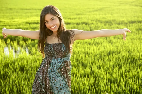 Bella donna indiana bruna in campi di riso verdi — Foto Stock