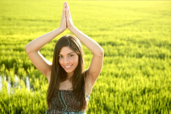 Krásná bruneta indiánka v zelených rýžových polí — Stock fotografie