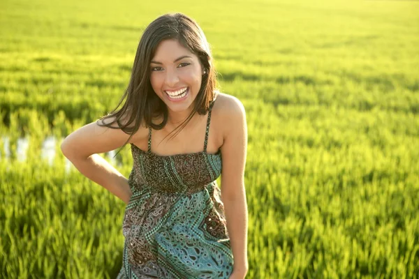 Mooie brunette Indiase vrouw in groene rijstvelden — Stockfoto