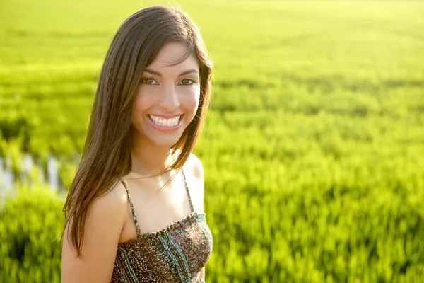 Mooie brunette Indiase vrouw in groene rijstvelden — Stockfoto