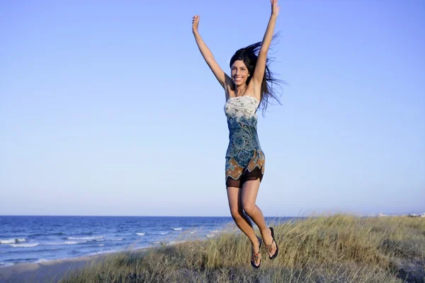 Linda morena pulando na praia — Fotografia de Stock