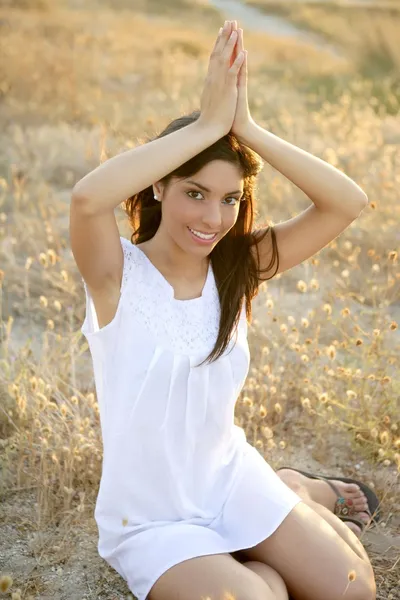 Prachtige Indiase brunette in een gouden veld — Stockfoto